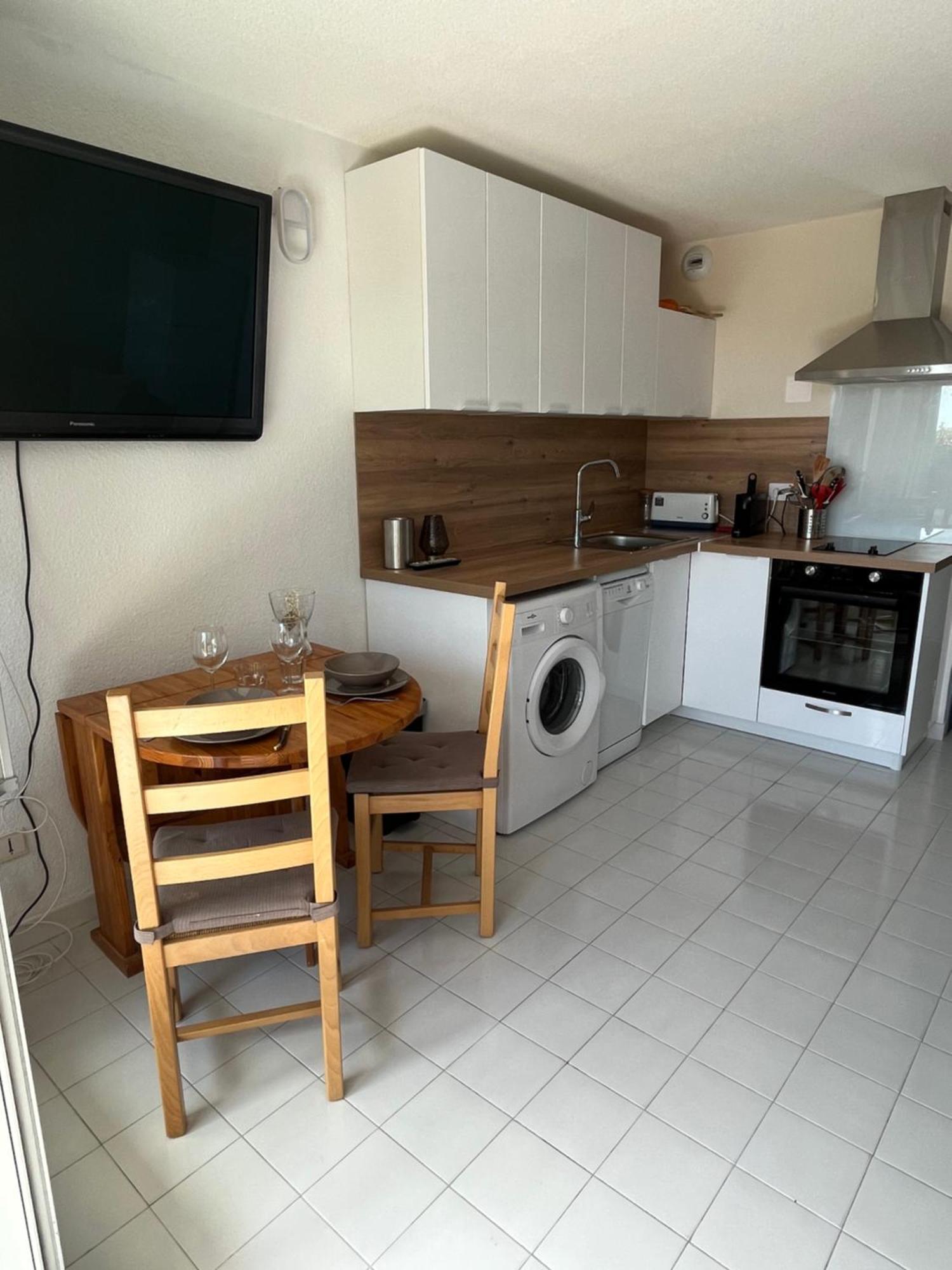 Apartment T2 - Les Pieds Dans Le Sables En Toutes Saisons 5 Couchages - Climatisation - Parking Privee - Piscine - Situation Optimum Et Rare - Amoureva - Richelieu- Cap D'agde *